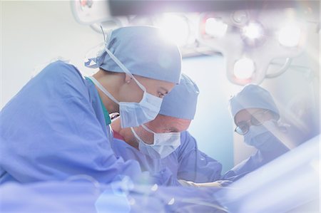 précision - Focused surgeons performing surgery in operating room Photographie de stock - Premium Libres de Droits, Code: 6124-09026361