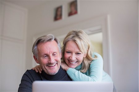 skype - Smiling, happy mature couple using laptop Foto de stock - Sin royalties Premium, Código: 6124-09143752