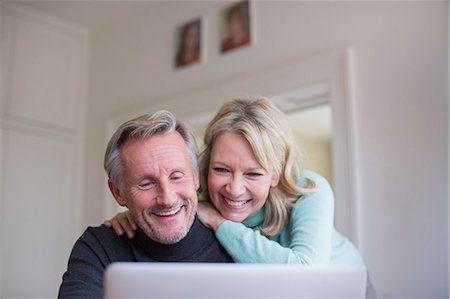 simsearch:649-06164541,k - Smiling, happy mature couple using laptop Fotografie stock - Premium Royalty-Free, Codice: 6124-09143752