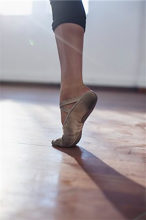 simsearch:6124-09159838,k - Close up young female ballet dancer practicing in ballet shoe Foto de stock - Sin royalties Premium, Código: 6124-09159893