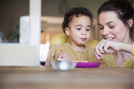 simsearch:6119-07845671,k - Mother feeding baby son at table Fotografie stock - Premium Royalty-Free, Codice: 6124-09167347