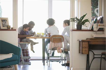 Family coloring at dining table Foto de stock - Sin royalties Premium, Código: 6124-09167346