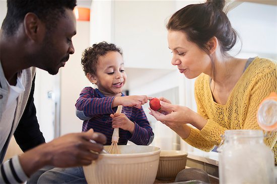 Parents and curious toddler son baking in kitchen Photographie de stock - Premium Libres de Droits, Le code de l’image : 6124-09167384