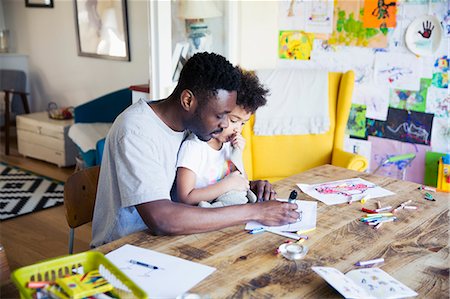 simsearch:6124-09167343,k - Father and toddler daughter coloring at table Fotografie stock - Premium Royalty-Free, Codice: 6124-09167310