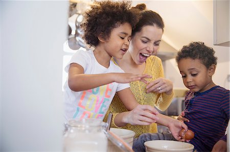 simsearch:6113-09059369,k - Playful mother and children baking in kitchen Foto de stock - Sin royalties Premium, Código: 6124-09167312