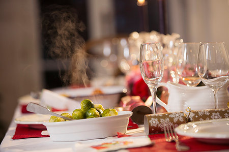 simsearch:6124-08926956,k - Steaming Brussels sprouts on Christmas dinner table Foto de stock - Sin royalties Premium, Código: 6124-09177940