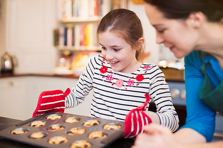 entre 8 y 9 años - Mother and daughter baking in kitchen Foto de stock - Sin royalties Premium, Código: 6124-09177951