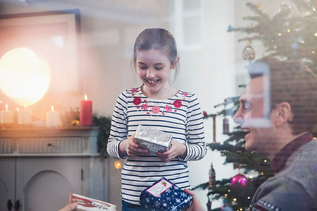simsearch:614-06624568,k - Father and daughter opening Christmas gifts Stock Photo - Premium Royalty-Free, Code: 6124-09177967