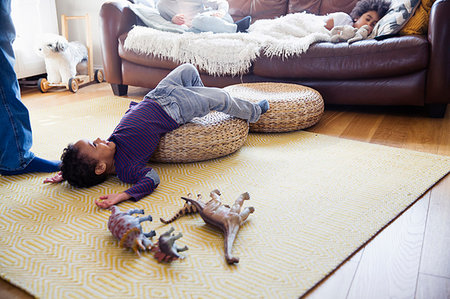 simsearch:640-02952487,k - Playful boy with dinosaur toys on living room floor Photographie de stock - Premium Libres de Droits, Code: 6124-09178057