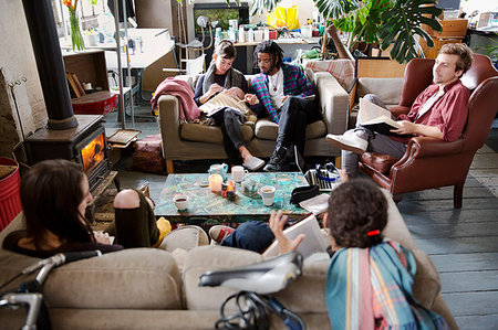 College student roommates studying and hanging out in apartment living room Photographie de stock - Premium Libres de Droits, Code: 6124-09188471