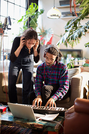 enregistrement - Young man and woman recording music, playing keyboard piano in apartment Foto de stock - Sin royalties Premium, Código: 6124-09188540