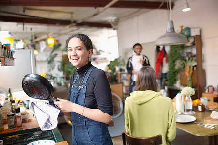 Portrait smiling young woman doing dishes in apartment Foto de stock - Sin royalties Premium, Código: 6124-09188505