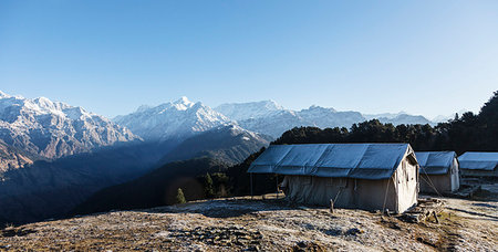 simsearch:6124-09188670,k - Yurts with scenic mountain view, Jaikuni, Indian Himalayan Foothills Photographie de stock - Premium Libres de Droits, Code: 6124-09188643