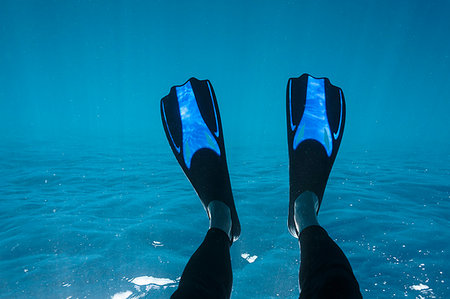 simsearch:614-08866152,k - Personal perspective woman with flippers snorkeling underwater Foto de stock - Sin royalties Premium, Código: 6124-09188662