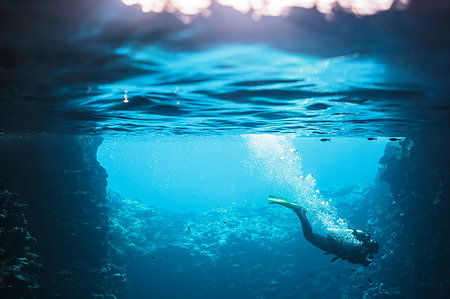 simsearch:6124-09188655,k - Woman scuba diving underwater, Vava'u, Tonga, Pacific Ocean Foto de stock - Royalty Free Premium, Número: 6124-09188674