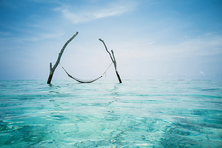 Tranquil hammock hanging over idyllic blue ocean, Maldives, Indian Ocean Foto de stock - Sin royalties Premium, Código: 6124-09188617