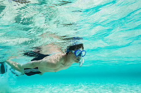 simsearch:6124-09188655,k - Young man snorkeling underwater, Vava'u, Tonga, Pacific Ocean Foto de stock - Royalty Free Premium, Número: 6124-09188623