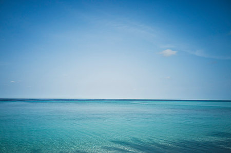 simsearch:6124-09188689,k - Idyllic, tranquil blue seascape under blue sky, Maldives, Indian Ocean Stockbilder - Premium RF Lizenzfrei, Bildnummer: 6124-09188625