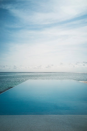 simsearch:6124-09188689,k - Tranquil blue infinity pool and ocean, Maldives, Indian Ocean Stockbilder - Premium RF Lizenzfrei, Bildnummer: 6124-09188628