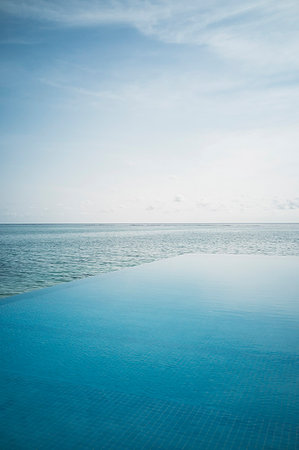 simsearch:6124-09188670,k - Tranquil blue infinity pool and ocean, Maldives, Indian Ocean Photographie de stock - Premium Libres de Droits, Code: 6124-09188634