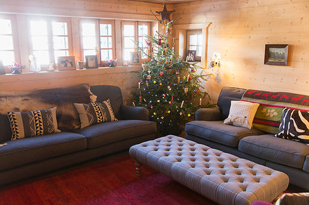 simsearch:6124-08926940,k - Christmas tree in living room Foto de stock - Sin royalties Premium, Código: 6124-09188756