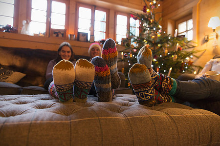 Family with colorful socks relaxing in Christmas living room Foto de stock - Sin royalties Premium, Código: 6124-09188758