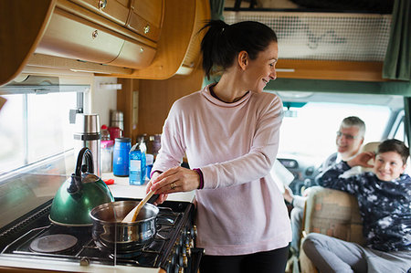 simsearch:6124-09188884,k - Mother cooking for family in motor home Foto de stock - Royalty Free Premium, Número: 6124-09188840