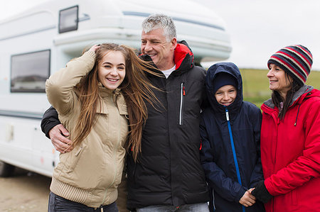 simsearch:6124-09188884,k - Portrait happy family in warm clothing outside motor home Foto de stock - Royalty Free Premium, Número: 6124-09188867