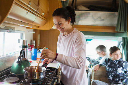 simsearch:6105-06703001,k - Smiling woman cooking in motor home Foto de stock - Sin royalties Premium, Código: 6124-09188884