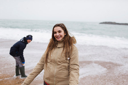 surf de nieve - Smiling teenage girl on winter ocean beach Photographie de stock - Premium Libres de Droits, Code: 6124-09188894