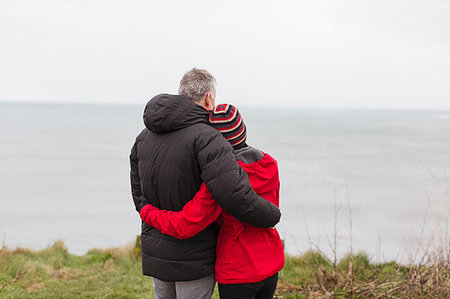 simsearch:6113-07147365,k - Affectionate, serene couple enjoying ocean view Fotografie stock - Premium Royalty-Free, Codice: 6124-09188818