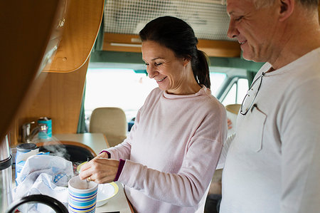 simsearch:649-09212690,k - Couple making tea in motor home Stockbilder - Premium RF Lizenzfrei, Bildnummer: 6124-09188900