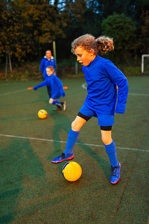 simsearch:649-06041801,k - Girl soccer player practicing on field Foto de stock - Sin royalties Premium, Código: 6124-09197446