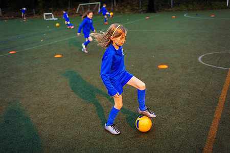 simsearch:649-06041801,k - Girl practicing soccer drill on field at night Foto de stock - Sin royalties Premium, Código: 6124-09197428