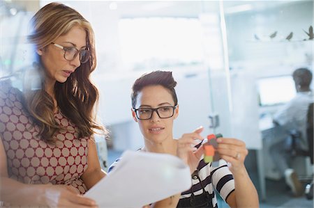 Innovate female entrepreneurs discussing prototype Foto de stock - Sin royalties Premium, Código: 6124-09130969