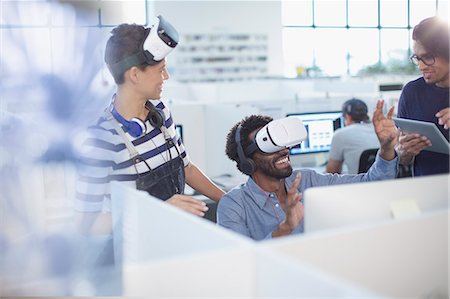 simsearch:6113-08698001,k - Computer programmers testing virtual reality simulators in office Photographie de stock - Premium Libres de Droits, Code: 6124-09131055