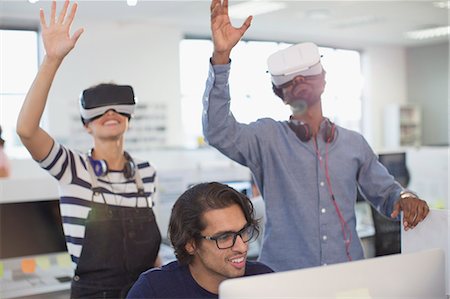 simsearch:6113-08698001,k - Computer programmers testing virtual reality simulators in office Photographie de stock - Premium Libres de Droits, Code: 6124-09131062