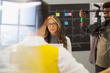 Cameraman filming businesswomen vloggers in office Foto de stock - Sin royalties Premium, Código: 6124-09131118