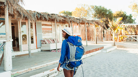 simsearch:649-08951155,k - Young female backpacker arriving at beach hut Stockbilder - Premium RF Lizenzfrei, Bildnummer: 6124-09269468