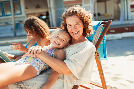 simsearch:685-03081464,k - Portrait happy grandmother and granddaughter relaxing on sunny beach Foto de stock - Royalty Free Premium, Número: 6124-09269568
