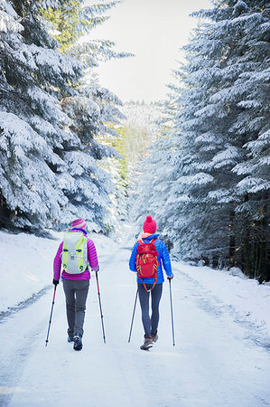 simsearch:649-08951155,k - Women hiking in snowy woods Stockbilder - Premium RF Lizenzfrei, Bildnummer: 6124-09269657