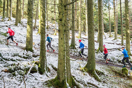 Friends jogging in snowy woods Fotografie stock - Premium Royalty-Free, Codice: 6124-09269662