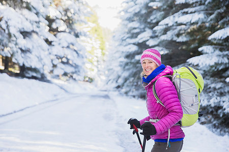 simsearch:649-08951155,k - Woman hiking in snow Stockbilder - Premium RF Lizenzfrei, Bildnummer: 6124-09269685