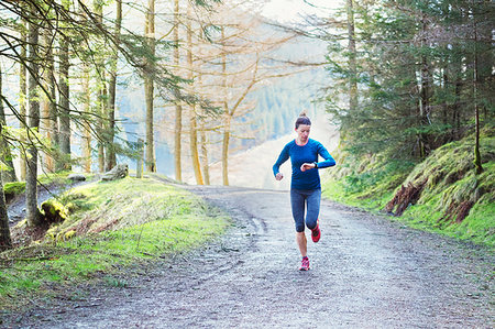 fitness-tracker - Woman jogging in woods Stockbilder - Premium RF Lizenzfrei, Bildnummer: 6124-09269741