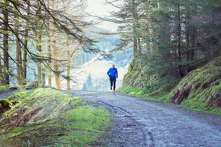 Senior man jogging in woods Fotografie stock - Premium Royalty-Free, Codice: 6124-09269762