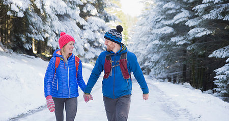 simsearch:6113-09272522,k - Couple hiking in snow Fotografie stock - Premium Royalty-Free, Codice: 6124-09269734