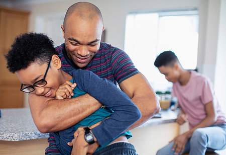 roughhousing - Playful father and son Photographie de stock - Premium Libres de Droits, Code: 6124-09269940