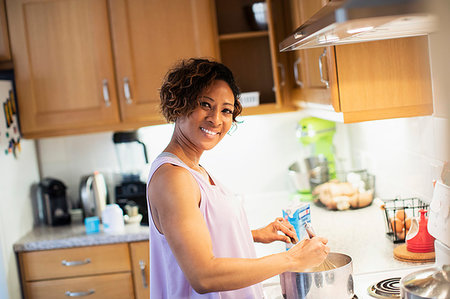 simsearch:6113-09059257,k - Portrait smiling, confident woman cooking in kitchen Photographie de stock - Premium Libres de Droits, Code: 6124-09269982