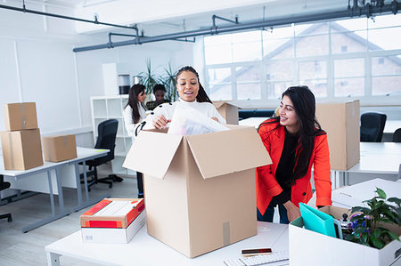 simsearch:693-08769254,k - Businesswomen unpacking, moving into new office Foto de stock - Sin royalties Premium, Código: 6124-09269908