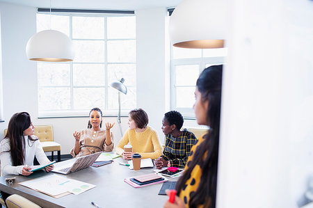 Businesswomen talking in conference room meeting Foto de stock - Sin royalties Premium, Código: 6124-09269918